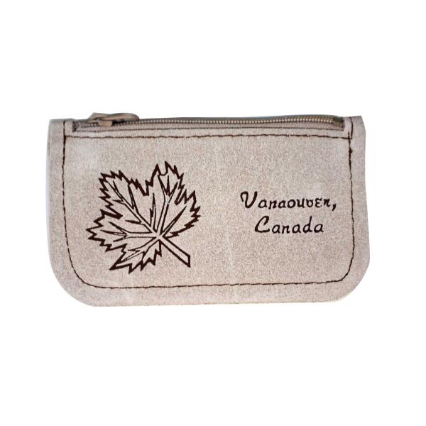 カナダの鹿革でできた小銭入れです。薄い茶色の革が特有の風合い◎サイズ　11.8×7(cm)