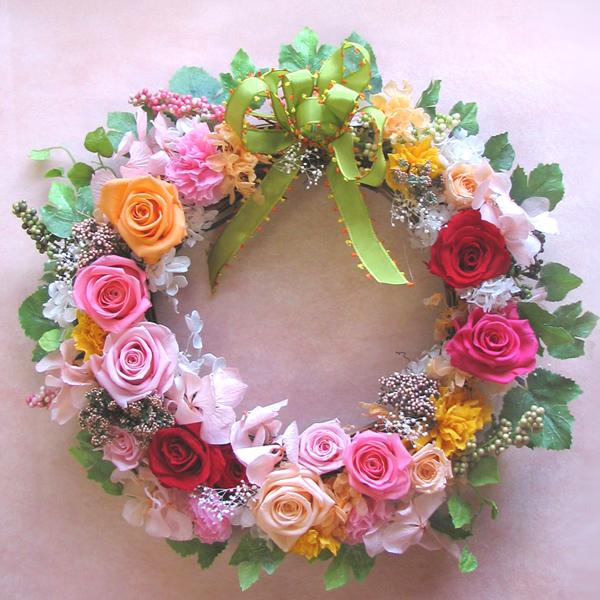 ■形　　態　 プリザーブドフラワーリース ■花 　 材 ・ローズ・かすみ草・アジサイ・ペッパーグラス（以上プリザーブド）・ライスフラワー（ドライフラワー）・その他：造花アイビー、つる製リース台 ■サ イ ズ 直径約35cm ■サービス・プリ...