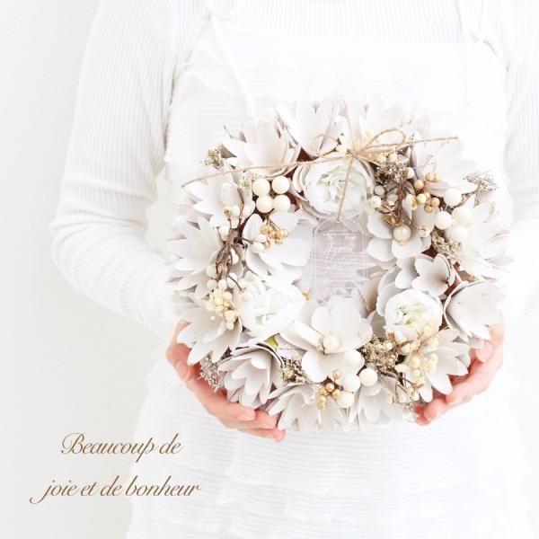 ナチュラル素材をふんだんに使用したリース。お祝いのギフトからご自宅用に様々な場面でお選びいただいております。リース上部に紐がついておりますので、壁掛け時は画びょうやフックなどに吊るして飾っていただけます。◆リースサイズ直径 約 24cm◆ケ...