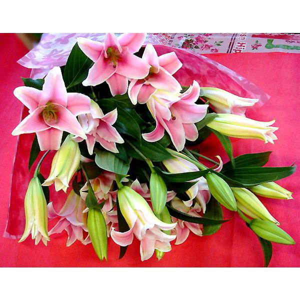 花の大きさが15cm前後、1本あたり5輪前後花が付く、それが一束に5本も入った、ボリュームたっぷりの大きな花束です。無料でラッピングを行います。【ご注意】※流通しているユリの中からバイヤー厳選品種を入荷・お届けしています。そのため参考写真は...