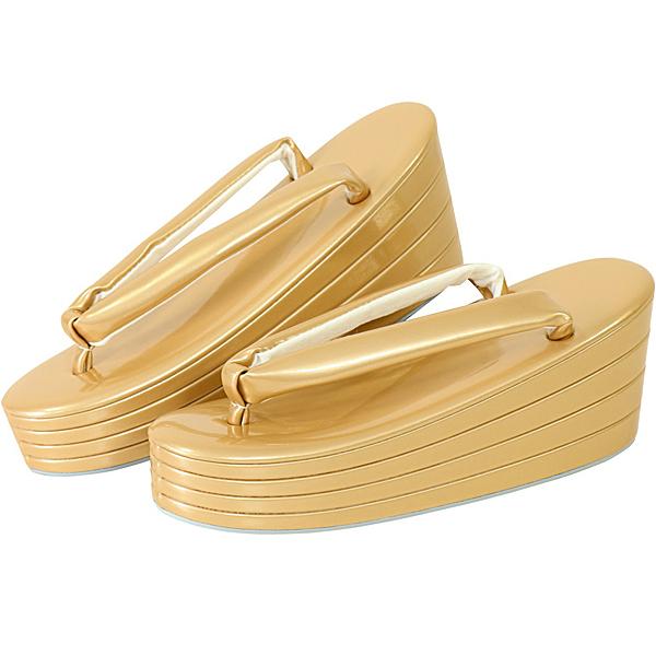 【鼻緒】　ゴールドのベースで高級感ある鼻緒です　素材は合皮です【土台】　ゴールド・素材は合皮です。　別誂え四段重ねの高い土台です【草履の裏】　滑り止めがあります。【製造】　日本製【Mサイズ】　長さ・約23.5cm　幅・約7.5cm　かかとの...