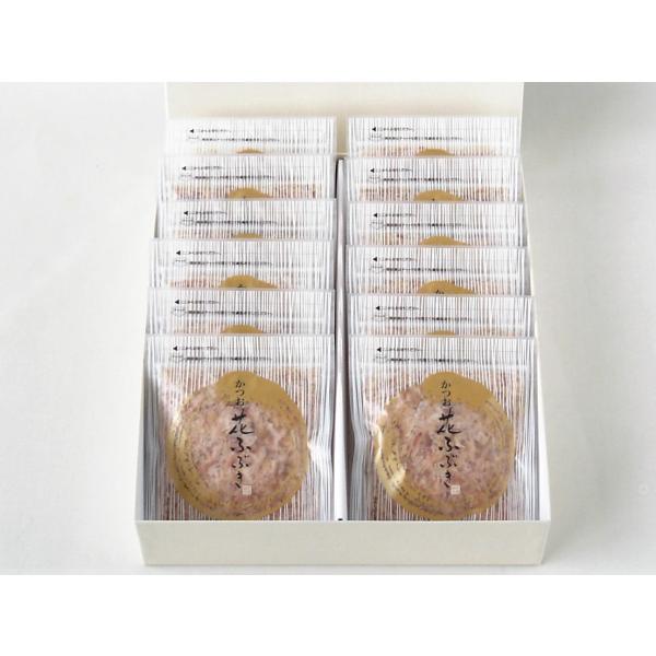 花かつおを砕片状にお料理のトッピング用として削ったものです。和食などのお料理全般のふりかけ用としてお使いください。使いやすいチャック付包装です。【商品内容】●鰹ミニパック7ｇ×14個　ギフトボックス入◎ギフト用商品です。箱、包装紙代等が含ま...