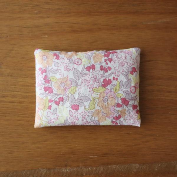 ゆずめろん。さんが作る身体を優しくいたわるアイテム。じんわり優しい温かさを体感してください。■サイズ■約８ｃｍ×約１０ｃｍ　重量：約８０ｇひとつずつ手作りしています。 多少の誤差はご了承ください。生地のカット部分により 柄の出方が異なります...