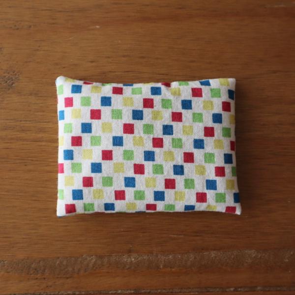 ゆずめろん。さんが作る身体を優しくいたわるアイテム。じんわり優しい温かさを体感してください。■サイズ■約８ｃｍ×約１０ｃｍ　重量：約８０ｇひとつずつ手作りしています。 多少の誤差はご了承ください。生地のカット部分により 柄の出方が異なります...