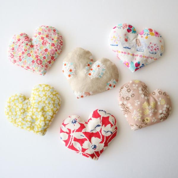 ゆずめろん。さんが作る身体に優しくいたわるアイテム。心を潤すハート型♪じんわり温めることでストレスや緊張がほぐれますように。■サイズ■　約１０ｃｍ×約１１ｃｍ重量：８０ｇひとつずつ手作りしています。多少の誤差はご了承ください。生地のカット部...