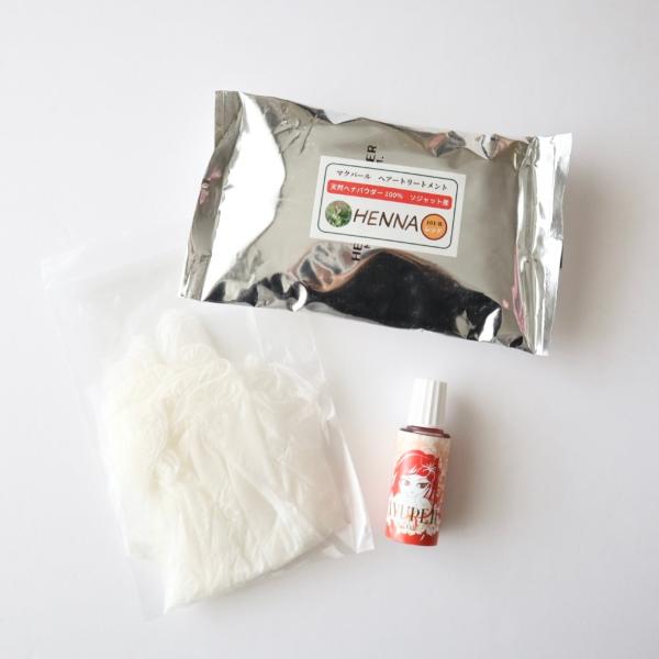 ソジャット砂漠の天然100％のトップクラスのヘナです。ハイビスカスオイル配合のアユ―ルヘナオイルを合わせて使用することで、ヘナの効果が増します。地肌の深部からリラックスし、髪に柔らかな弾力とつややかさが生まれます。■セット内容量■　マクバー...