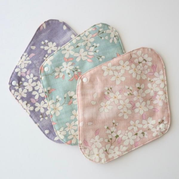 モレない？ズレない？不安を解消！！透湿防水シート入りで、万が一のときも安心の布ナプキンホルダーです。三つ折りにした布ナプキンを挟んで使います。布ナプキンを挟む方の生地は経血が落ちやすいオーガニックコットンなので、万が一ホルダーに経血がついて...