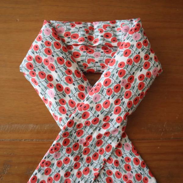 カラダをあっためて、ココロもあったかくなるあずきカイロ。ひとつひとつに、愛がいっぱい詰まっています。肩・首用です。■サイズ■約８ｃｍ×約１００ｃｍ重量：約３００ｇひとつずつ手作りしています。 多少の誤差はご了承ください。生地のカット部分によ...