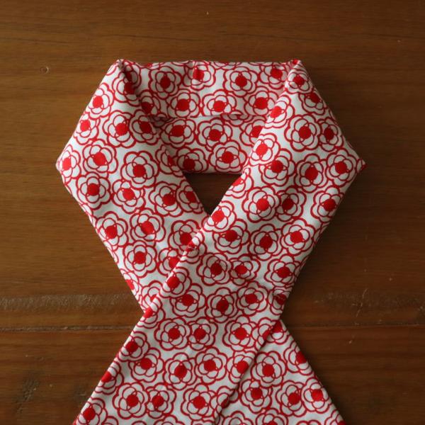 カラダをあっためて、ココロもあったかくなるあずきカイロ。ひとつひとつに、愛がいっぱい詰まっています。肩・首用です。■サイズ■約8cm×約100cm重量：約300gひとつずつ手作りしています。 多少の誤差はご了承ください。生地のカット部分によ...