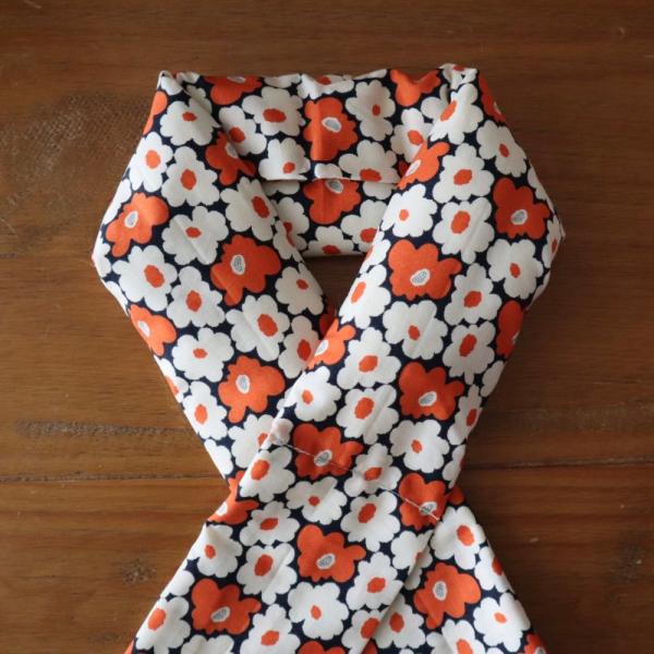 カラダをあっためて、ココロもあったかくなるあずきカイロ。ひとつひとつに、愛がいっぱい詰まっています。肩・首用です。■サイズ■約8cm×約100cm重量：約300gひとつずつ手作りしています。 多少の誤差はご了承ください。生地のカット部分によ...