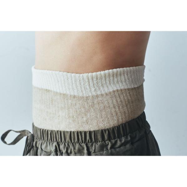 内側シルク、外側に麻（リネン）を使用した二重生地の腹巻です。内側がシルクだから、お肌のあたりがやわらか。爽やかな着用感が人気です。ふんわりと軽く、伸縮性があります。筒状で縫い目がありません。■サイズ■ウエスト64〜77cm■素材■シルク49...