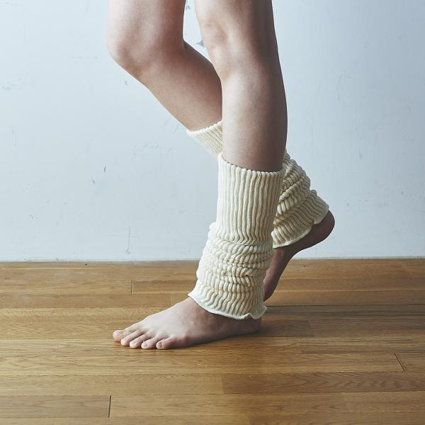 厚手でボリュームのあるレッグウォーマー。内側に心地良い肌触りのシルク、外側にオーガニックコットンを使用した、ボリュームのある二枚仕立て。お肌に触れる内側は、吸湿性・放湿性に優れたシルクを使用しているので暖かいのに蒸れにくく快適です。（裏返し...