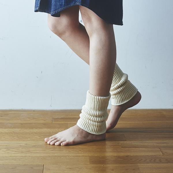 冷えやすい足首回りをピンポイントで温めてくれるウォーマー。内側に心地良い肌触りのシルク、外側は染色していないオーガニックコットン。オーガニック好きの方へのプレゼントにも喜ばれています。コンパクトで持ち運びにも便利。寒暖差が気になる季節に着け...