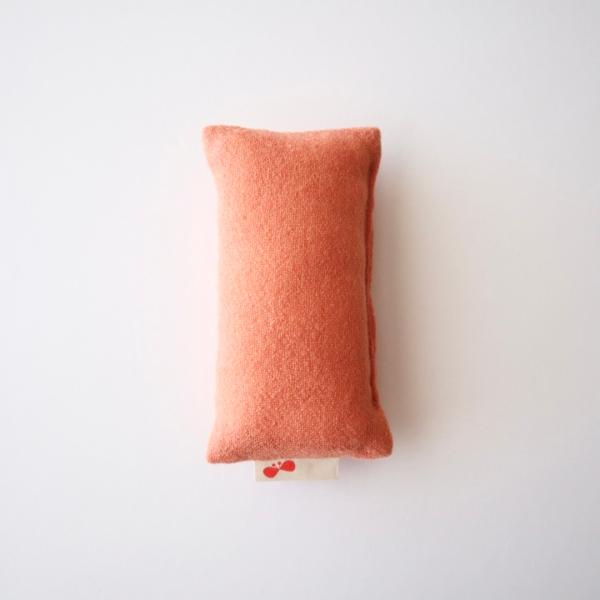 またまわた［真綿のおまたカイロ］は、1日中自分の体温で子宮を温めます。別売りのポケット付きライナーで包んでご使用ください。■サイズ■約１４ｃｍ×約７．５ｃｍ■素材■シルク、ウール、トルマリン■特徴■・真綿はシルクです。 中身は、ウール・シル...