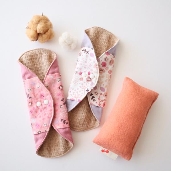 またまわたとポケット付きライナー２枚のセットです。またまわた［真綿のおまたカイロ］は１日中自分の体温で子宮を温めます。肌面がオーガニックコットン「極み」の生地になっているポケット付きライナーにセットして使います。