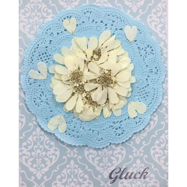 自然色のオルラヤレースフラワー（アイボリー）の花びら約60枚以上をパックにしてお届けします。ハート型の花びらがとてもかわいいです。中央の花芯部分はレースフラワーとしてもご使用頂けます。できる限り当日出荷をいたしますが、ご注文いただいてからフ...