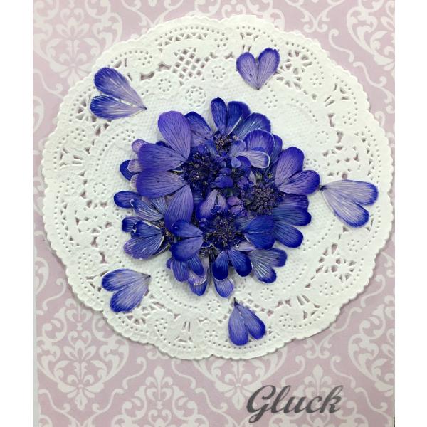 吸い上げ着色したオルラヤレースフラワー（ラベンダー）の花びら約60枚以上をパックにしてお届けします。ハート型の花びらがとてもかわいいです。中央の花芯部分はレースフラワーとしてもご使用頂けます。できる限り当日出荷をいたしますが、ご注文いただい...