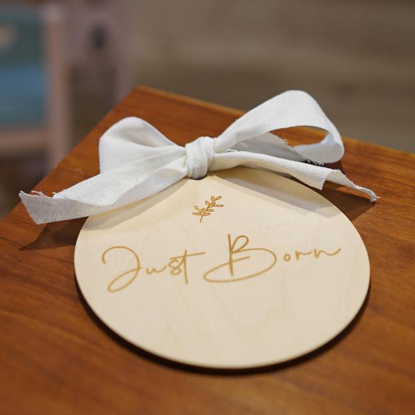Just Born / Hollo Baby の木製プレートコットンリネンリボン付き・オーガンジー袋入り新生児期は一生に一度だけ。今しか撮れないわが子とご一緒に。お使いいただく方の楽しそうなお顔をイメージしながら、ひとつずつ丁寧に制作させて...