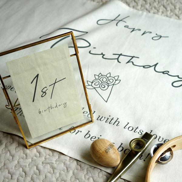 お子さまの成長を彩るマンスリーカードの登場です赤ちゃんの日々の成長をマンスリーカードと一緒に写真（かたち）に残しましょう ☆*:.生まれたその日から2歳のお誕生日まで記念日ごとにお使いいただけるよう15枚セットでご用意します。コットンリネン...