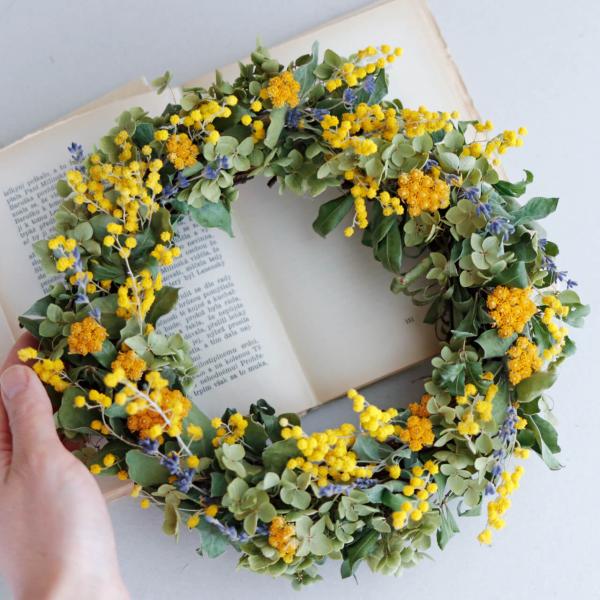 このページでは、ナチュラルインテリアや北欧風インテリア・ボタニカルインテリアにおすすめなデザインのリース・スワッグ・ブーケを不定期更新でUPしています。鮮やかイエローの真珠葉ミモザに富良野産ラベンダーフレッシュな印象のグリーンを合わせて。春...