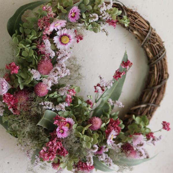 約30cm大きめピンクのハーフムーンリースの魅力とは？