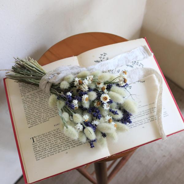 【数量限定・１点ものページにつきまして】このページでは、ナチュラルインテリアや北欧風インテリア・ボタニカルインテリアにおすすめなデザインのリース・スワッグ・ブーケを不定期更新でUPしています。小さめのふわふわ穂がかわいいミニラグラスに富良野...