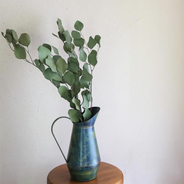 ユーカリのドライフラワー。ポポラスリーフという種類です。丸みのある楕円形で大き目の葉っぱが特徴的でかわいいです。そのままガラスベースに挿したり、吊るしたりするだけでおしゃれ。シンプルなのでどんなお花とも相性が良く、あじさいアナベルや、スモー...