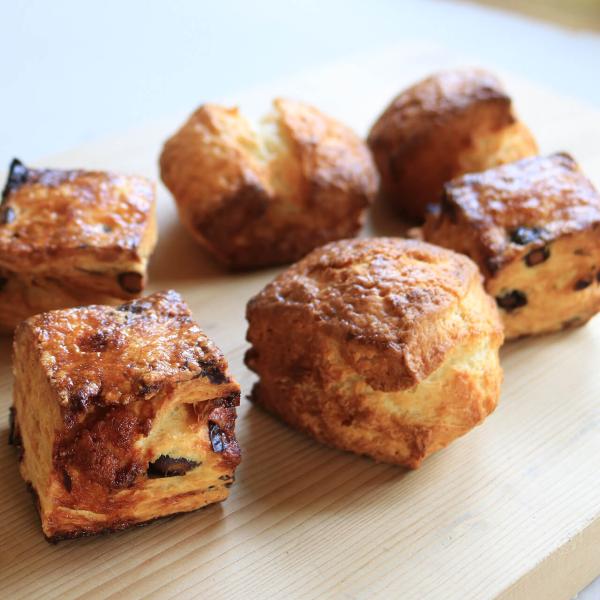 秋に嬉しいかぼちゃ＆キャラメルと黒豆が入った素朴なスコーンセットです♪ほっこり北海道富良野の秋を感じます。松本君のかぼちゃをたっぷり練り込んで、ほんのりシナモンが香るかぼちゃスコーンしっとりプチプチ食感の松本君の黒豆を甘く煮て、ほろ苦いキャ...