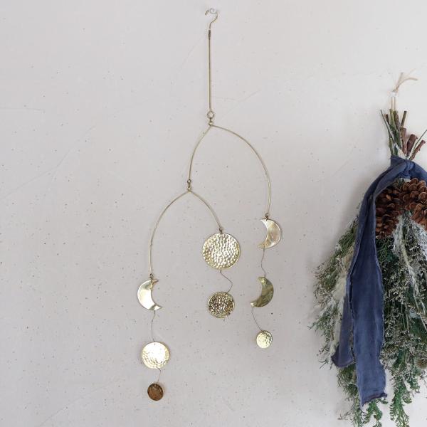 リースやスワッグとあわせて飾るととてもおしゃれ。三日月とフルムーンの真鍮製モビール。壁につるすのはもちろん、梁からつり下げてもかわいいです。ナチュラルインテリアや北欧インテリア、ディスプレイにどうぞ。