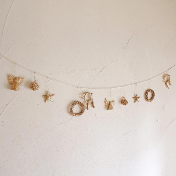 ヒンメリのように藁で手編みされた、天使や星、ボールやリースの４種類の小さなオーナメントをつなげてガーランドに。手編みならではの素朴さやナチュラルさがとてもかわいいです。リースや白樺・野バラの実などの枝物とあわせて北欧インテリアやクリスマス飾りに。