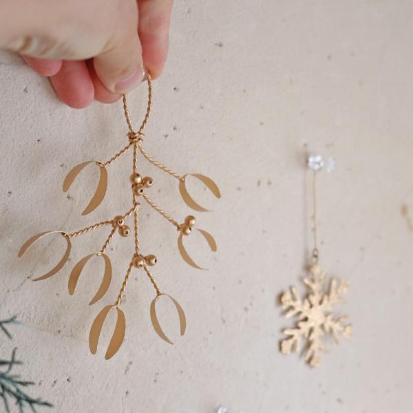 アンティークなゴールドが美しいおしゃれなヤドリギオーナメント。Sサイズです。色んな種類のオーナメントとあわせて飾ったり、白樺の枝やクリスマスツリーに飾ってもかわいいです。シンプルでかわいい過ぎないので大人っぽいクリスマス飾りにピッタリ。北欧...