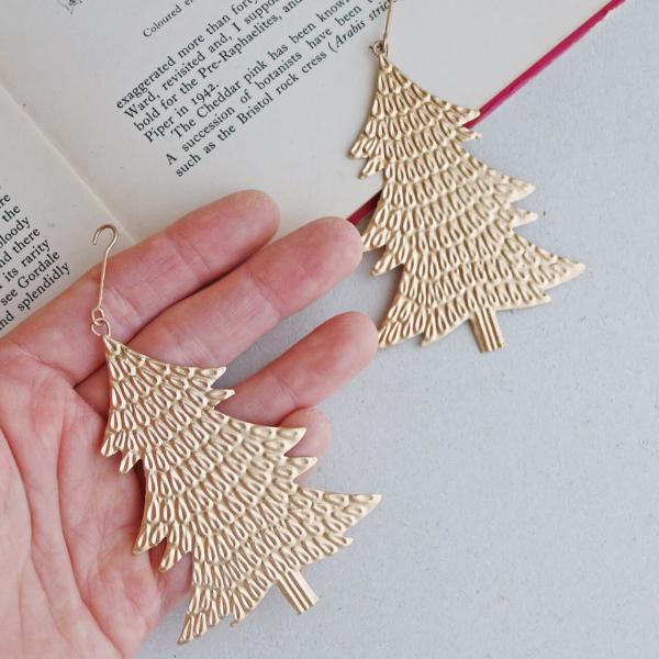 【商品説明】ブリキの小さなツリーオーナメント。シックなゴールドがかわいいLサイズです。色んな種類のオーナメントとあわせて飾ったり、白樺の枝やクリスマスツリーに飾ってもかわいいです。シンプルでかわいい過ぎないので大人っぽいクリスマス飾りにピッ...