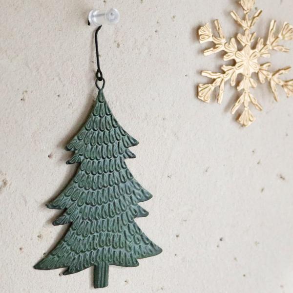 ブリキの小さなツリーオーナメント。Lサイズです。色んな種類のオーナメントとあわせて飾ったり、白樺の枝やクリスマスツリーに飾ってもかわいいです。シンプルでかわいい過ぎないので大人っぽいクリスマス飾りにピッタリ。北欧インテリアやナチュラルなクリ...