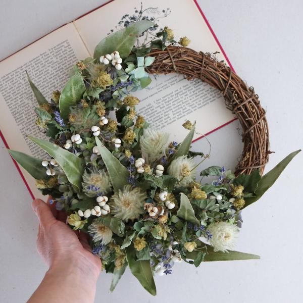 このページでは、ナチュラルインテリアや北欧風インテリア・ボタニカルインテリアにおすすめなデザインのリース・スワッグ・ブーケを不定期更新でUPしています。ふわふわイエローグリーンのフィリカに白い実がかわいいナンキンハゼユーカリやアジサイのお花...