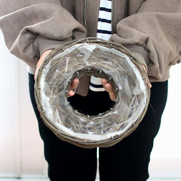 *ナチュラルリース　ブラウン SSサイズ* ■商品内容：　ナチュラルリース　ブラウン SSサイズ　×１■サイズ：　　直径 約 23cm　厚さ 約6cm　深さ 約 5cm　植え込み口 約 5cm ■重量：　　　リース自体は約180g■材質：　...