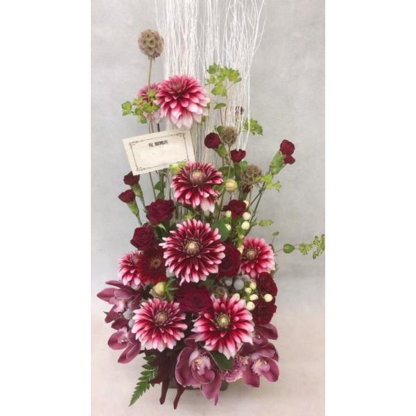 使用花材 季節の花を使ったお任せアレンジサイズ 高さ80センチ 横幅約30センチ(クール便非対応時)花器や花材で大幅に変わります。サイズ 高さ60センチ 横幅約30センチ(クール便対応時)花器や花材で大幅に変わります。ラッピング 無料で承り...