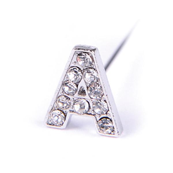 イニシャル（アルファベット）のピックです。エレガントな輝きのガラスピック、アイデア次第で様々な用途にご利用いただけます。大きさ：　最大幅約1.5cm×　長さ約8cm※先端が尖っていますので、商品を取り出す際や、ご使用の際は十分ご注意ください...