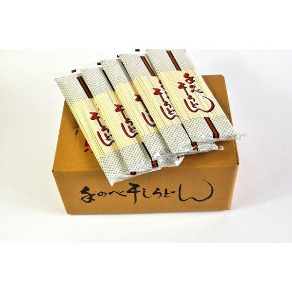 半田そうめんとは一味違う「手延べうどん」コシが強くツルツル、もっち感と風味をよくしております。内容量:200g×20袋原材料:小麦粉・食塩・食用植物油 保存方法:直射日光を避け湿度の低い所で常温で保存してください。調理方法:沸騰した多めのお...