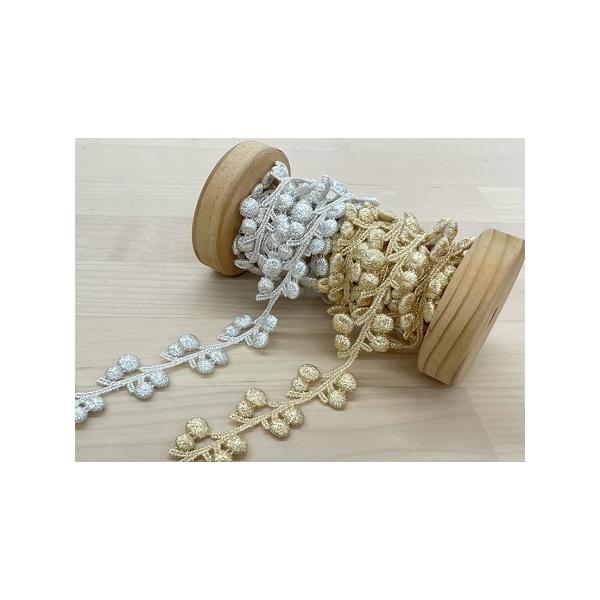 木の実のような丸いモチーフが可愛いメタリックケミカルレースです。アクセサリーなどにお使いいただいても可愛いです！*サイズ*約24mm巾 *カラー* ゴールド / シルバー *素材*キュプラ 68%ポリエステル 28%ナイロン 4%*ご注意*...