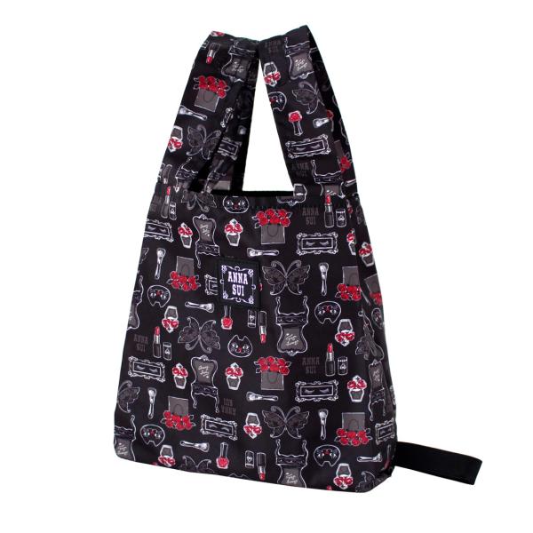 本体部分：幅約22cm、高さ約28cm、マチ約9cmポリエステル中国製小ぶりなサイズがキュートなエコバッグ。ANNA SUIらしいブティック柄のプリント生地に、型押しのロゴプレートを施しました。マチ付きなので見た目よりも収納力があり、スマホ...