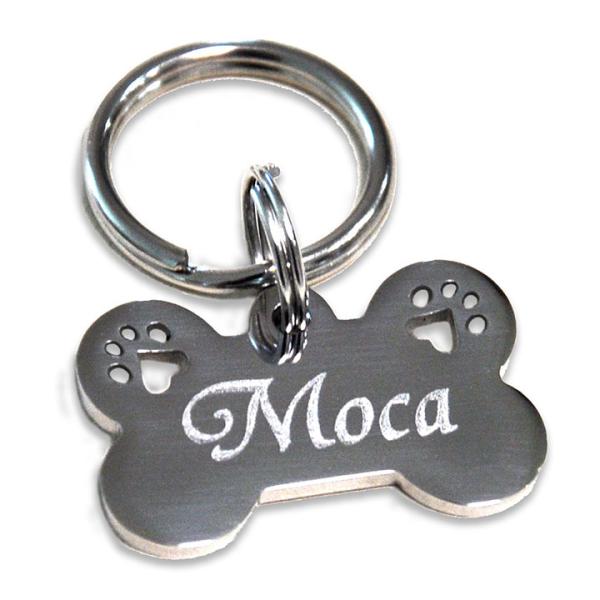 愛犬にお勧め！肉球 切抜タイプのボーンタイプのプレートになります。◎丈夫なステンレス製の迷子札です。・表面には、ペットのお名前を刻印します。・裏面には、オーナー名・ご連絡先などの文字を２行まで刻印できます。・フォントは、10種類の中からお選...