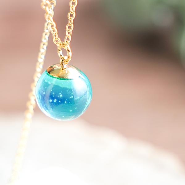 ネックレス 海 グリーン 夏 涼しげ レジン 樹脂 ハンドメイド アクセサリー キラキラ 癒し 大人可愛い プレゼント 誕生日 わだつみ茶屋