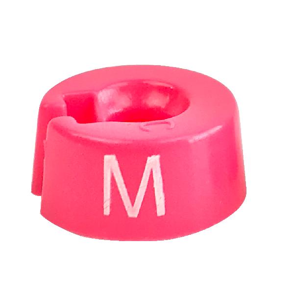 ハンガー用サイズチップ。サイズ明記は国際基準表記でサイズM　桃色。ハンガーの金具フック部分に付けて使用します。細いフックの場合は、フック根元にサイズチップとハンガーを水平にしてはめ込み可能です。フックが太い場合は、フックの先端から、サイズチ...