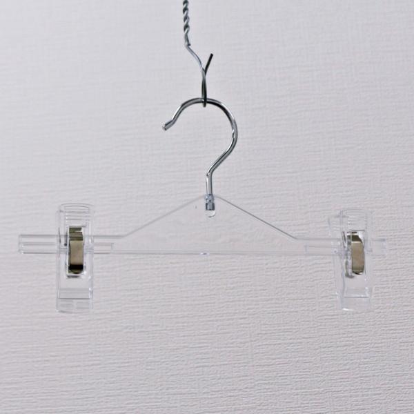 子供用パンツ・スカートハンガー。AB-25Ｓ。巾約25cm。子供用のパンツやスカートをハンガーに掛けて陳列、収納することができます。畳まずハンガーに吊るすので簡単で、皺が付きにくいです。安全・安心の日本製。お色は透明で、清潔感があります。