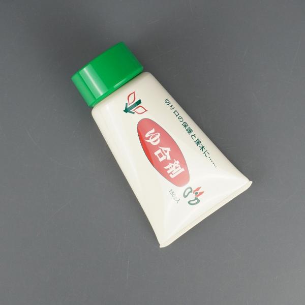 商品名 　ゆ合剤　(切り口 傷口保護剤)主成分 　合成樹脂、その他　(性状：うすい青色のクリーム状)　内容量　150ｇ