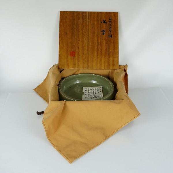 水盤 青磁丸形 （箱付き）(ｄ21102021)サイズ横：約18ｃｍ 奥行：約18ｃｍ 高さ：約5ｃｍ多少の誤差はご了承願います。 中古品の為、小さな欠け、ニュウ、汚れなどある場合があります。鉢裏に欠け、ホツレがあります。画像をご覧ください。