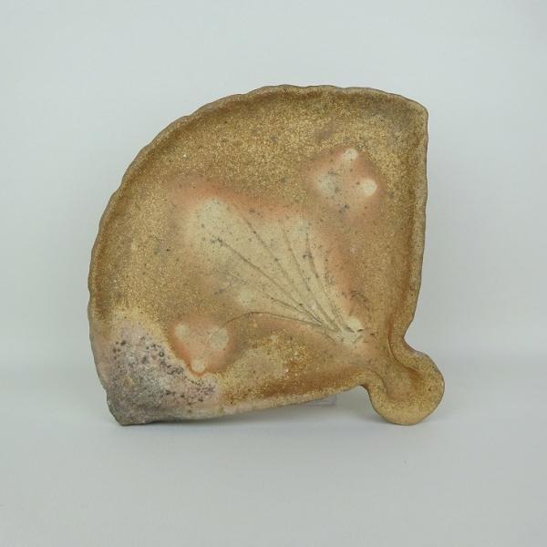 品名 　陶板　 (花台・飾卓)サイズ 　高さ　約 2.3センチ　　横幅　約 26.5センチ　奥行　約 23.3センチ商品状態 　カケ、キズ、カマキズがあります。　中古品の為、画像に写っていない小さなヒビ、欠け、キズ、汚れなどある場合がありま...