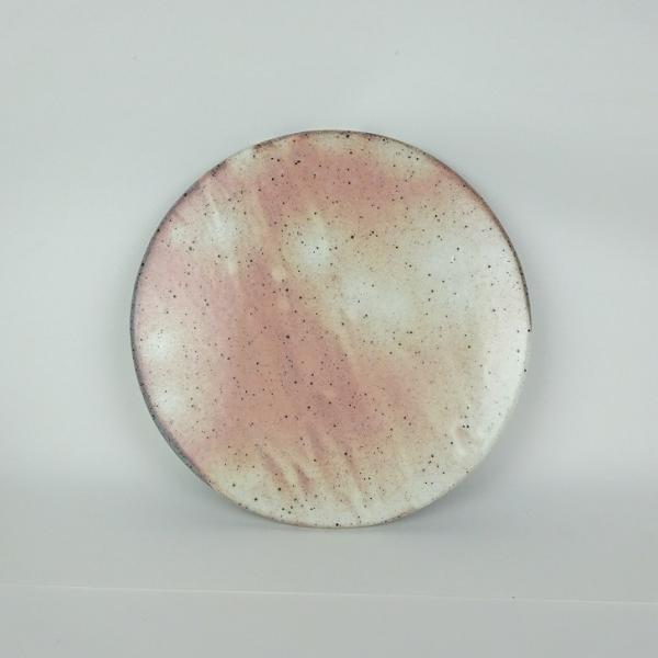 品名 　黎鳳　陶板 (花台・飾卓)サイズ 　高さ　約 0.8センチ　　横幅　約 26センチ　奥行　約 26センチ商品状態 　カマキズがあります。　中古品の為、画像に写っていない小さなヒビ、欠け、キズ、汚れなどある場合があります。注意点 　モ...