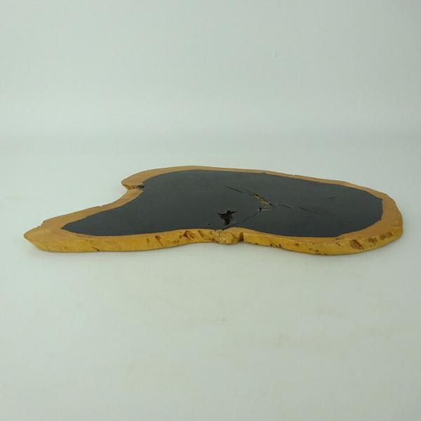 品名 　地板　(卓台/小品卓)サイズ 　高さ　約 1センチ　　横幅　約 27センチ　奥行　約 15センチ商品状態 　割れがあります。　中古品の為、画像に写っていない小さなヒビ、欠け、キズ、汚れなどある場合があります。注意点 　モニターの発色...