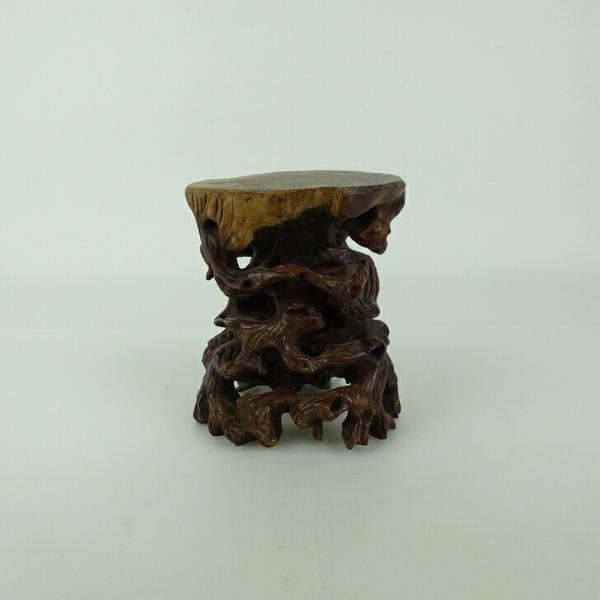 品名 　根卓　花台　(卓台・小品卓)サイズ 　高さ　約 9.5センチ　　横幅　約 8.5センチ　奥行　約 8.5センチ商品状態 　ヒビ、割れがあります。　中古品の為、画像に写っていない小さなヒビ、欠け、キズ、汚れなどある場合があります。注意...